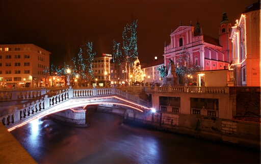 Image:okrasevanje_ljubljana_leta_2006_tromos_BOBO.jpg